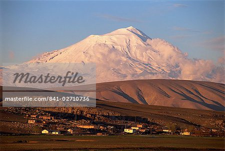 Couverte de neige Mont Ararat, 5165m, censé être le site de l'atterrissage de Noahs Ark, en Arménie, Anatolie, Turquie, Asie mineure, Eurasie