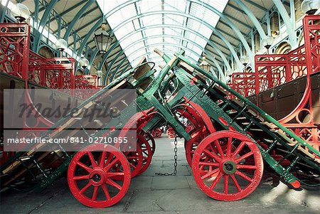 Barrows marché Covent Garden avant de re-développement, Londres, Royaume-Uni, Europe Barrows marché Covent Garden avant de re-développement, Londres, Royaume-Uni, Europe