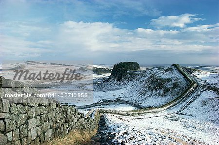 Mur d'Hadrien, patrimoine mondial UNESCO, dans le paysage enneigé, Northumberland, Angleterre, Royaume-Uni, Europe Mur d'Hadrien, patrimoine mondial UNESCO, dans le paysage enneigé, Northumberland, Angleterre, Royaume-Uni, Europe