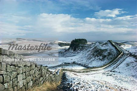 Hadrianswall, UNESCO-Weltkulturerbe in der verschneiten Landschaft, Northumberland, England, Vereinigtes Königreich, Europa