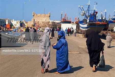 Scène de rue dans le port de pêche, Essaouira, Maroc, l'Afrique du Nord, Afrique
