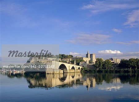 Rhône, pont et Palais des papes, Avignon, Provence, France, Europe