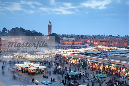 Platz Djemma el Fna und der Koutoubia-Moschee in der Abenddämmerung, Marrakesch, Marokko, Nordafrika, Afrika