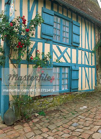 Maison avec des volets peints, Gerberoy, Picardie, France, Europe