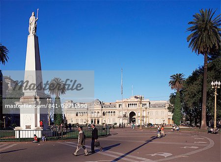 Statue in Plaza de Mayo und Casa Rosada, Buenos Aires, Argentinien, Südamerika