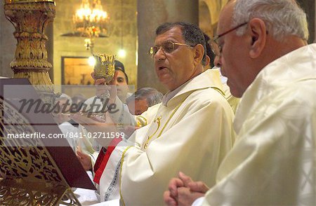 Monseigneur Fouad Boutros Tawal, Koadjutor des lateinischen Patriarchen von Jerusalem, Anheben einer Tasse Wein während der Messe in der Osterwoche, Kirche des heiligen Sepulchre, Altstadt, Jerusalem, Israel, Nahost