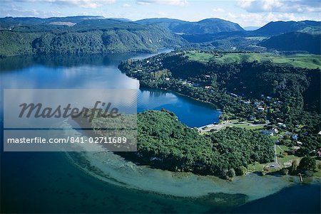 Vue aérienne des lacs des, entouré de forêts et de fougères géantes, Rotorua, Pacific, South Auckland, North Island, Nouvelle-Zélande