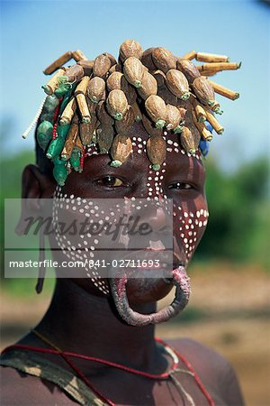 Ein Mitglied des Stammes der Mursi mit Lip-Platten, Kopf, Kleid und Körperbemalung in Mago Nationalpark, Äthiopien, Afrika