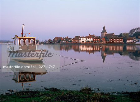 Boot in festgemachten Gezeiten Creek, Dorf Bosham, West Sussex, England, Vereinigtes Königreich, Europa