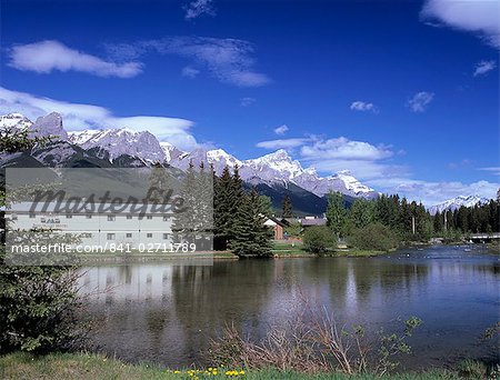 Ruisseau de policier de Main Street dans le centre-ville de Canmore, région de la vallée de la Bow, Rocheuses, Alberta, Canada, Amérique du Nord