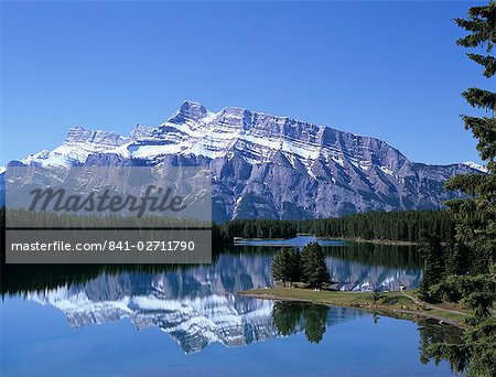 Sommet enneigé du mont Rundle reflétée dans l'eau de Two Jack Lake, Banff National Park, patrimoine mondial de l'UNESCO, montagnes Rocheuses, Alberta, Canada, Amérique du Nord