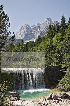 Blick über den Wasserfall über Wehr am Fluss Velika Pisnca bis Prisank Berg, Nationalpark Triglav, Julische Alpen, Kranjska Gora, Dolina, Slowenien, Europa