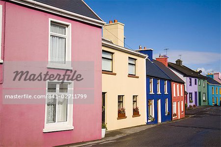 Reihe von farbenfrohen traditionellen Häuser in der Hauptstraße des historischen Dorfes am Ring of Beara touristischen Route, Eyeries, Beara Peninsula, County Cork, Munster, Irland, Europa