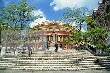 Étapes et mémorial devant le Royal Albert Hall, construit en 1871 et nommé d'après le Prince Albert, la Reine Victoria consort, Kensington, Londres, Royaume-Uni, Europe