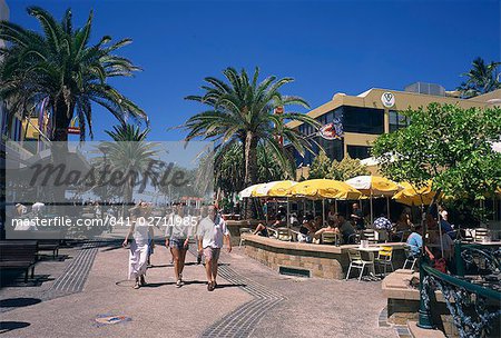 Tourists on boulevard with shops and restaurants at Surfers Paradise, Gold Coast, Queensland, Australia, Pacific