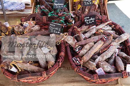 Marché lundi à St. Jean Pied de Port, Basque country, Pyrénées-Atlantiques, Aquitaine, France, Europe