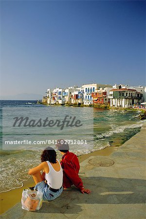 Couple regardant vers la petite Venise dans le Alefkandra district de Mykonos Town, Mykonos, Iles Cyclades, Grèce, Europe