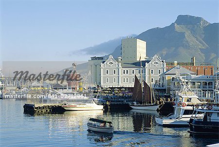 V et un front de mer et la montagne de la Table, Cape Town, Afrique du Sud