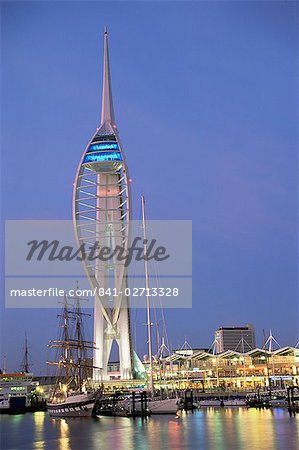 Spinnaker Tower in der Dämmerung, Gunwharf Quays, Portsmouth, Hampshire, England, Vereinigtes Königreich, Europa
