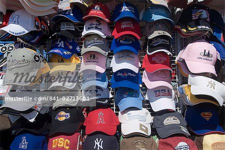 Baseball-Kappen für Verkauf, Santa Monica Pier, Santa Monica, California, Vereinigte Staaten von Amerika, Nordamerika