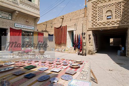 Biens à la vente, Medina (centre-ville), Tozeur, Tunisie, Afrique du Nord, Afrique Biens à la vente, Medina (centre-ville), Tozeur, Tunisie, Afrique du Nord, Afrique