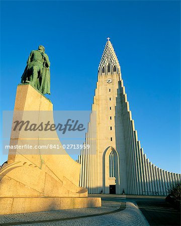 Statue of Liefer Eriksson and Hallgrimskikja church, Reykjavik, Iceland, Polar Regions