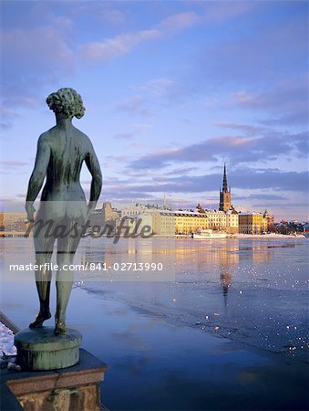 Statue et city skyline, Stockholm, Suède, Scandinavie, Europe