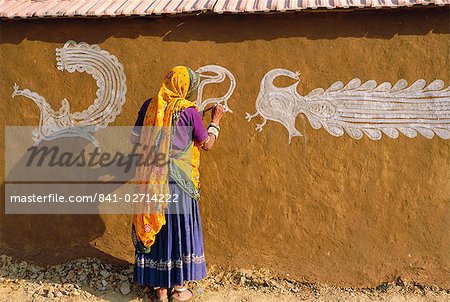 Femme décorer sa maison avec des dessins traditionnels des, région de Tonk, Rajasthan, Inde, Asie