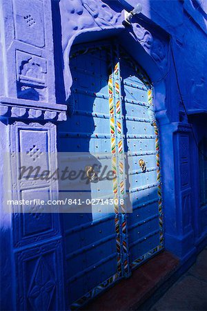 Porte bleue élaborée, la ville bleue de Jodhpur, Rajasthan, Inde,