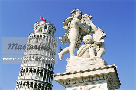 Statue en face de la tour penchée de Pise, Campo dei Miracoli (Place des Miracles), patrimoine mondial de l'UNESCO, Pise, Toscane, Italie, Europe
