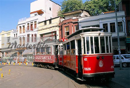 Tramways sur Istikal Cad, Beyoglu trimestre, Istanbul, Turquie, Europe Tramways sur Istikal Cad, Beyoglu trimestre, Istanbul, Turquie, Europe