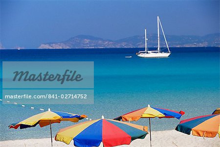 Bunte Sonnenschirme am Playa de ses Illetes Strand, Formentera, Balearen Inseln, Spanien, Mittelmeer, Europa