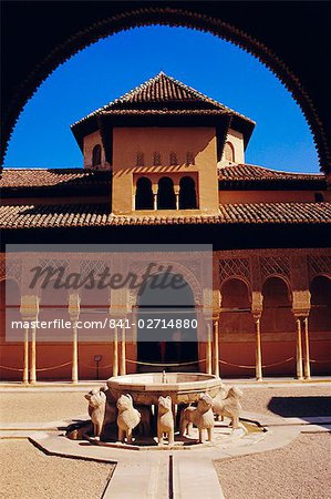 Brunnen mit 12 steinerne Löwen und Patio de Los Leones. Palacio Nazaries, Alhambra, Granada, Andalusien, Spanien