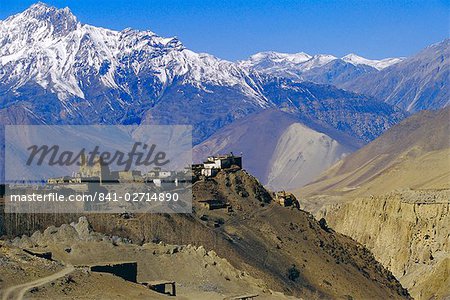 Village fortifié de Jharkot et les monts Nilgiri dans le fond, près de MUKtinath, Népal