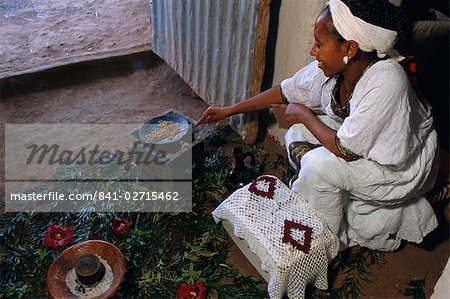Femme torréfaction des fèves de café cérémonie, Lalibela, Wollo, Ethiopie, Afrique