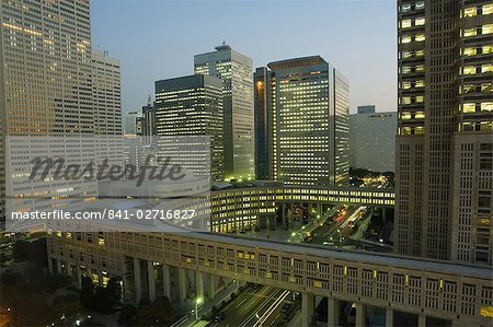 Nightime gratte-ciel et bâtiments de la ville, Shinjuku, Tokyo, Japon, Asie Nightime gratte-ciel et bâtiments de la ville, Shinjuku, Tokyo, Japon, Asie