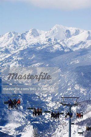 Un télésiège en prenant les skieurs à l'arrière bols Vail ski resort, Vail, Colorado, États-Unis d'Amérique, Amérique du Nord