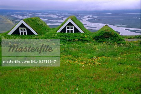 Maisons de toit du gazon dans le sud de l'île, le Parc National de Skaftafell, Islande