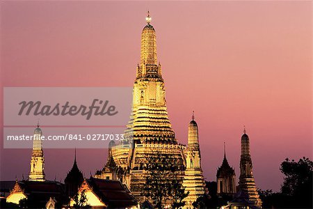 Buddhistische Tempel von Wat Arun (Tempel der Morgenröte) in der Dämmerung, aus dem 19. Jahrhundert, Bankok Noi, Bangkok, Thailand, Südostasien, Asien