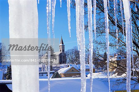 Katholische Kirche im Dorf von Luceny nad Nisou, Isergebirge, gesehen durch Eiszapfen, Luceny nad Nisou, Liberecko, Tschechische Republik, Europa