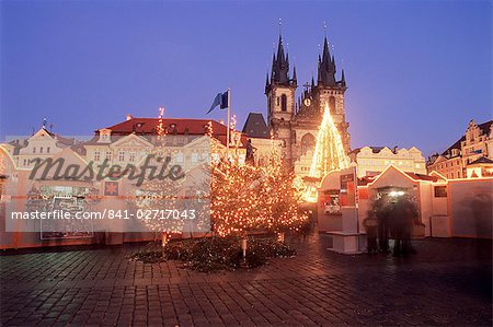 Weihnachtsmarkt und Baum mit gotischen Liebfrauenkirche vor dem Teyn bei Staromestske Namesti (Altstädter Ring), Stare Mesto, Prag, Tschechische Republik, Europa