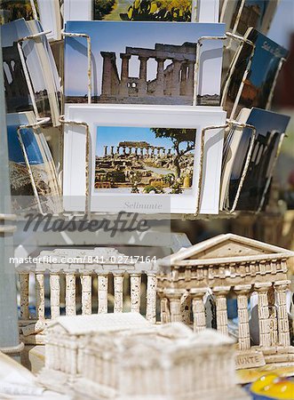 Souveniers, darunter Modelle von Tempeln und Postkarten für Verkauf, Selinunte, Sizilien, Italien, Mittelmeer, Europa