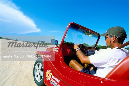 Conduite dune buggy sur les dunes de sable, Pitangui, Natal, Rio Grande faire Norte État au Brésil, en Amérique du Sud