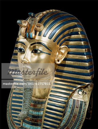 Masque funéraire de Toutankhamon en or massif incrusté de pierres semi-précieuses et pâte de verre, de la tombe du pharaon Toutankhamon, découvert dans la vallée des rois, Thèbes, Afrique du Nord Afrique