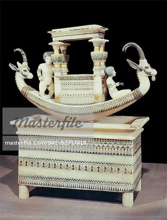 Albâtre bateau montrant la tête d'un bouquetin syrien et un chiffre considéré comme princesse Mutnedjmet sur la proue, de la tombe du pharaon Toutankhamon, découvert dans la vallée des rois, Thèbes, Maghreb, Afrique