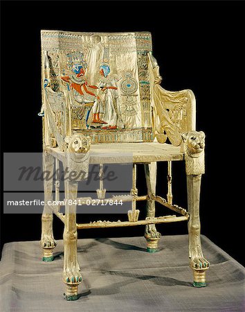 Le trône doré, le dos orné d'une scène montrant le couple royal, de la tombe du pharaon Toutankhamon, découvert dans la vallée des rois, Thèbes, Maghreb, Afrique