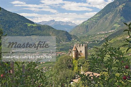 Château de Brunnenburg, aujourd'hui un musée, autrefois maison de Ezra Pound et la vue vers le col de Reschen et Autriche, Dorf Tyrol, Merano, Sud Tyrol (Tyrol du Sud), Bolzano, Trentin-Haut-Adige, Italie, Europe