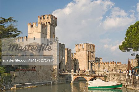 Le château et le port à Sermione, lac de garde, Veneto, lacs italiens, Italie, Europe