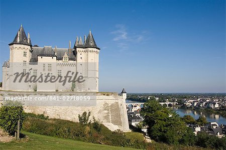 Le château de Saumur, surplombant le fleuve Loire et ville, le département de Maine-et-Loire, Pays de la Loire, France, Europe