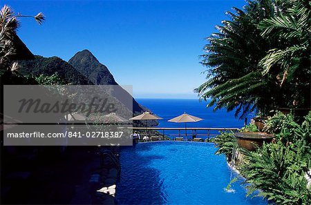 La piscine du Ladera Resort surplombe les Pitons, Sainte-Lucie, îles sous-le-vent, Antilles, Caraïbes, Amérique centrale